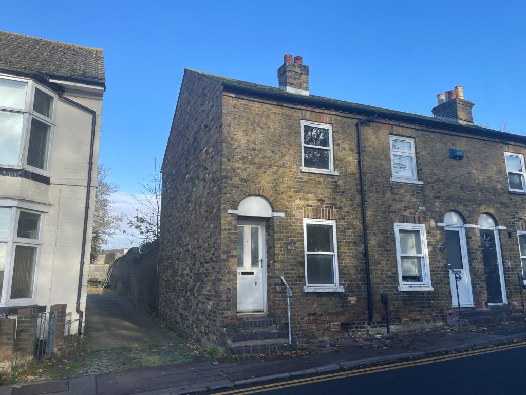 Lot: 148 - TOWN CENTRE HOUSE IN NEED OF IMPROVEMENT - View of house in need of improvement